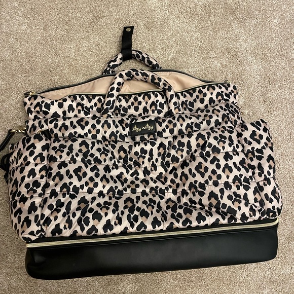 Itzy Ritzy Weekender bag in cheetah - Picture 1 of 11
